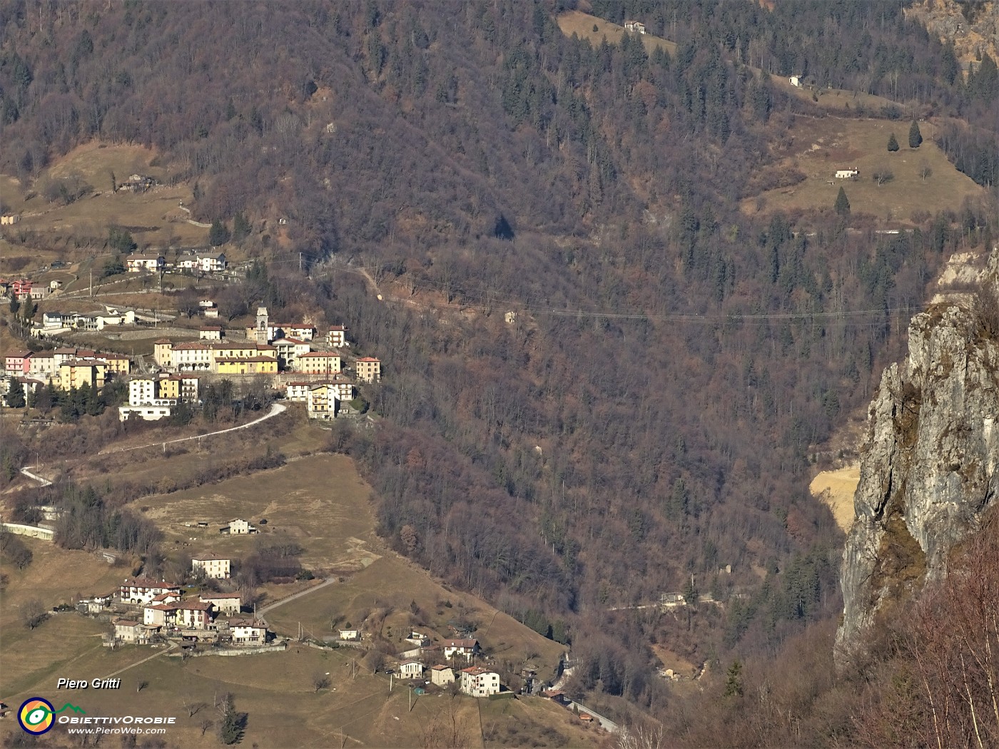 13 Zoom sul  lungo ponte tibetano in avanzata costruzione a Dossena.JPG